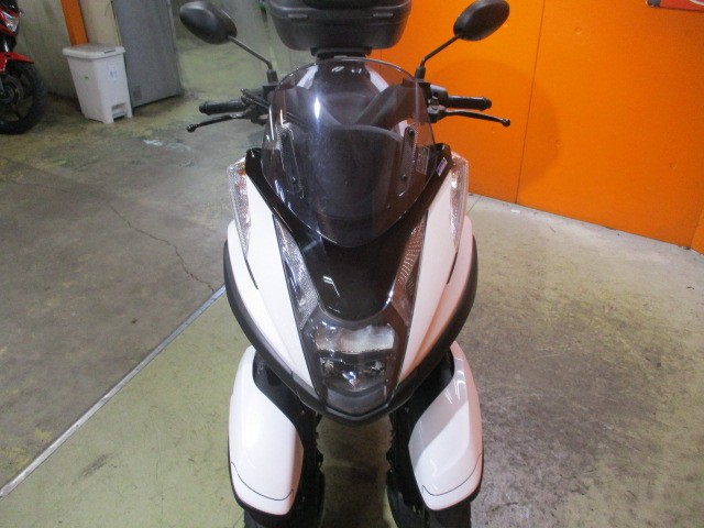 フロントから見てもこの通り状態グッド！２０１８年のモデルチェンジ後ですからヘッドライトも純正でＬＥＤ