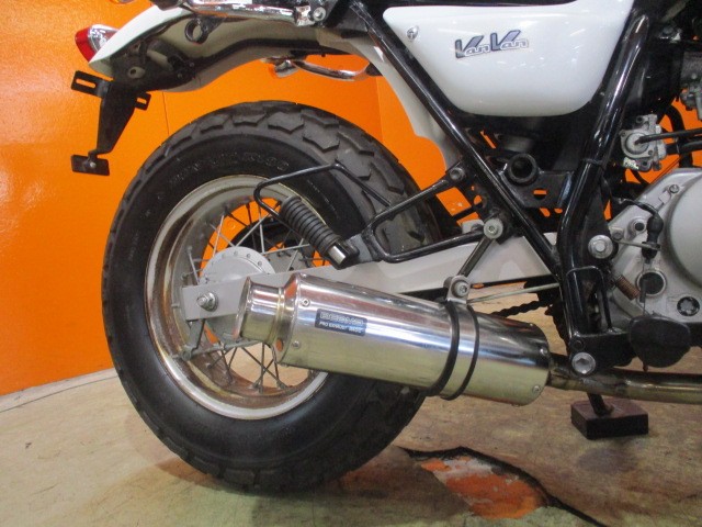 マフラーはダウンタイプのビームスのステンレスマフラーを装備！ダウンタイプは本当にかっこいい！！