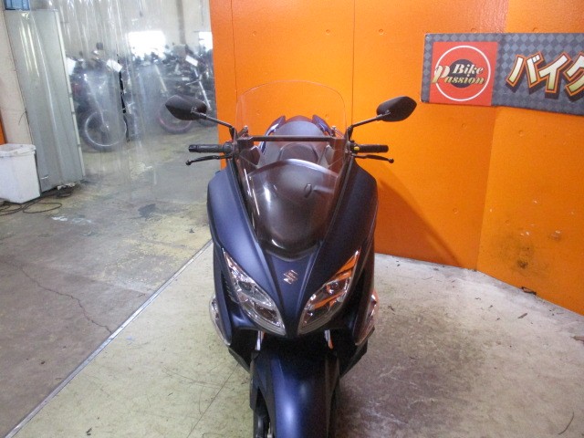 フロントから見てもこの通り状態グッド！バーグマンは４００ｃｃのビクスクで車重が２１５ｋｇ！軽い！！