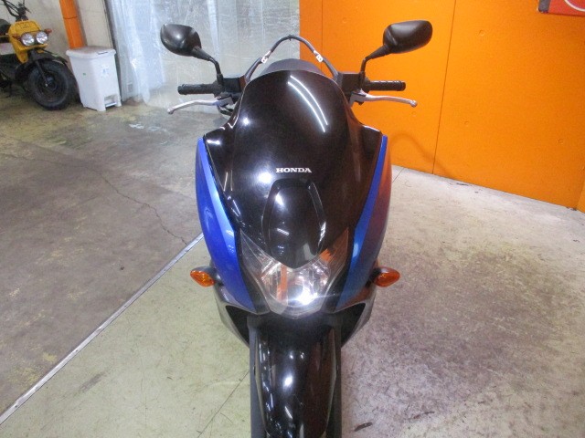 フロントから見てもこの通り状態グッド！購入時はＬＥＤ取付工賃無料ですので是非ともこの機会に！