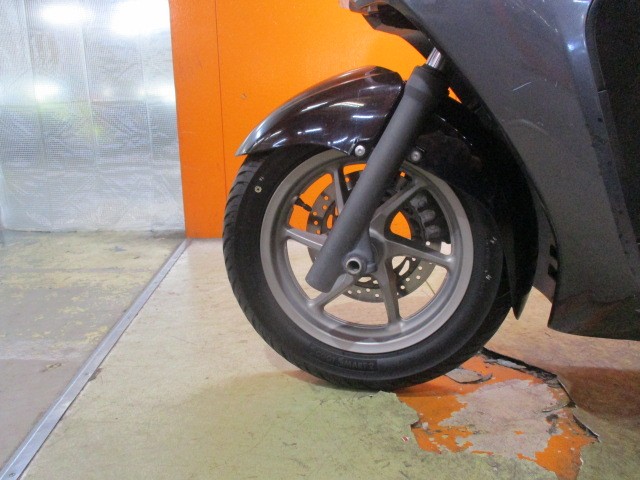 ホイールもこの通り状態グッド！フェイズはビクスクでも車重が僅か１８０キｇ！これはかなり軽い！！