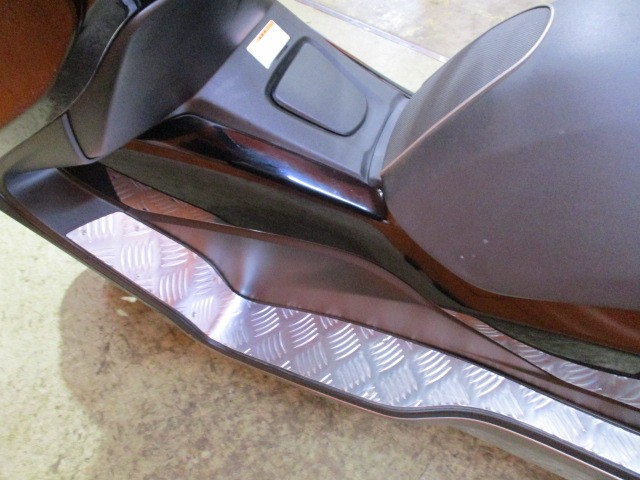 細かいところですが、ステップも綺麗なアルミステップボードに変更済み！通販も大歓迎の一台！！