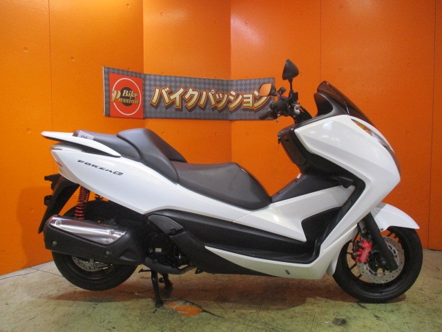 横から見てもこの通り状態グッド！ビギナーでも安心の純正フルノーマル車両！今やフォルツァＳＩも希少車！