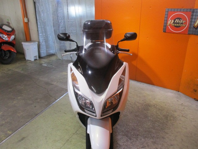 フロントから見てもこの通り状態グッド！購入時はヘッドライトのＬＥＤがなんと取り付け工賃無料ですよ！