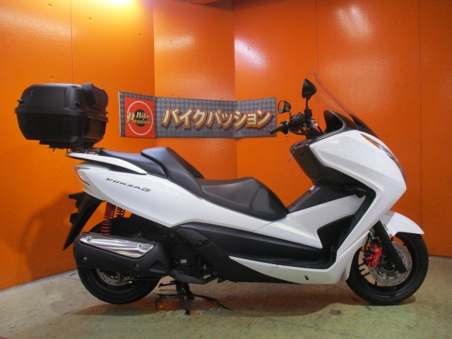 横から見てもこの通り状態グッド！カラーも男女問わず人気の高いパールヒマラヤズホワイト！勝負価格の一台