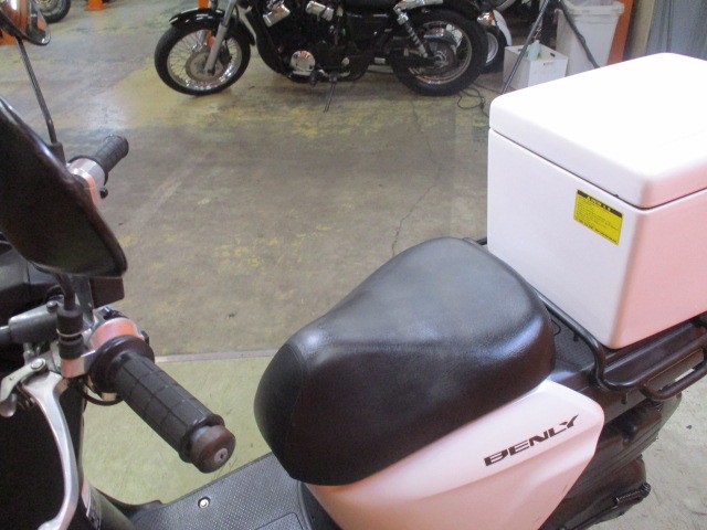 シートもこの通り破れもなければへたりもありません！ベンリィといえばこのビジネスＢＯＸですよね！