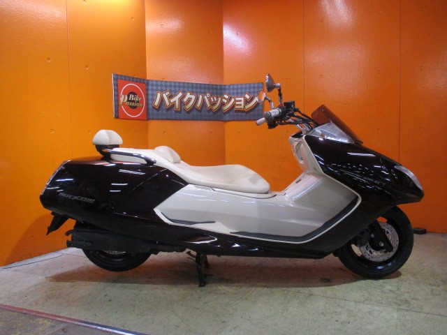 横から見てもこの通り状態グッド！！グリップ以外は純正フルノーマル車両！ノーマル戻しも別途費用で可能！