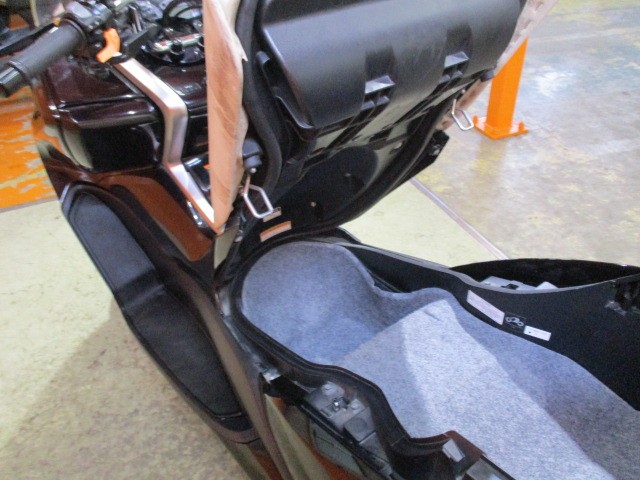 マジェはメットインが前シートも後ろシートも開くので本当に収納が便利！！通勤通学にはもってこいの一台！