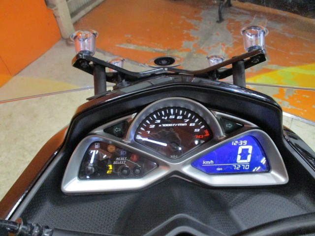 走行も７２７０ｋｍの低走行車！タコメーターがアナログなので目でも加速感が楽しめる一台！！