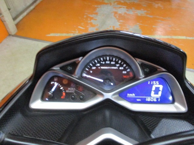 走行も１８０６１ｋｍのまだまだの一台！マジェＳはタコメーターがアナログなので目でも加速感が楽しる一台