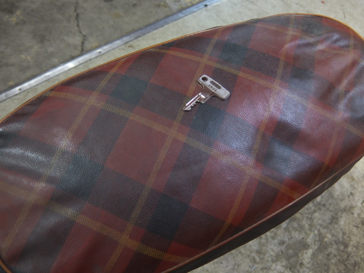 シートは少し汚れがありますが破れはありません！年式のわりには綺麗です！