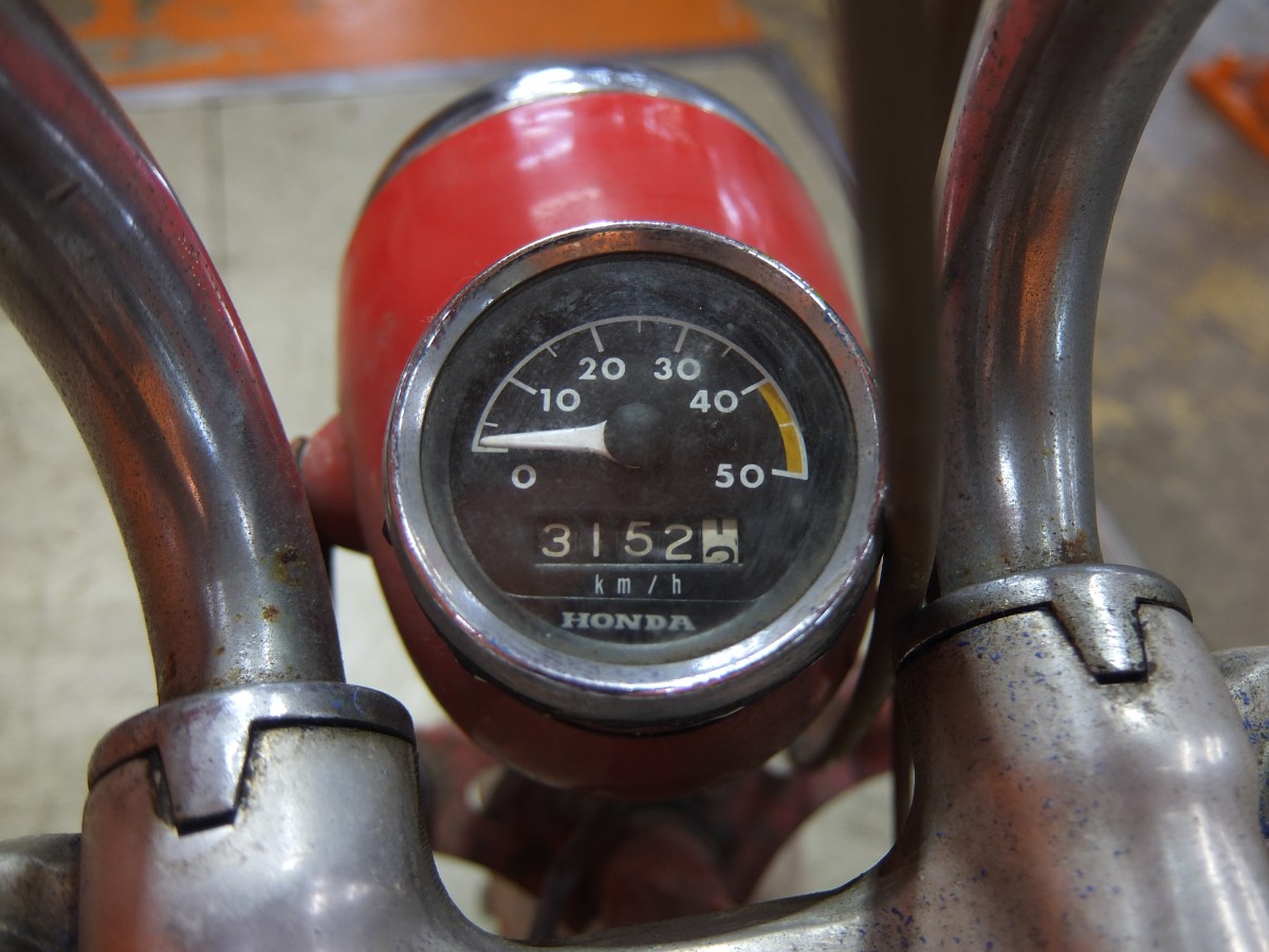 走行はメーター上では3151KMと低走行！