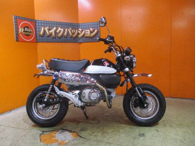 横から見てもこの通り状態グッド！このモデルのモンキー１２５は燃料消費率１Ｌ＝７１ｋｍの高燃費車！