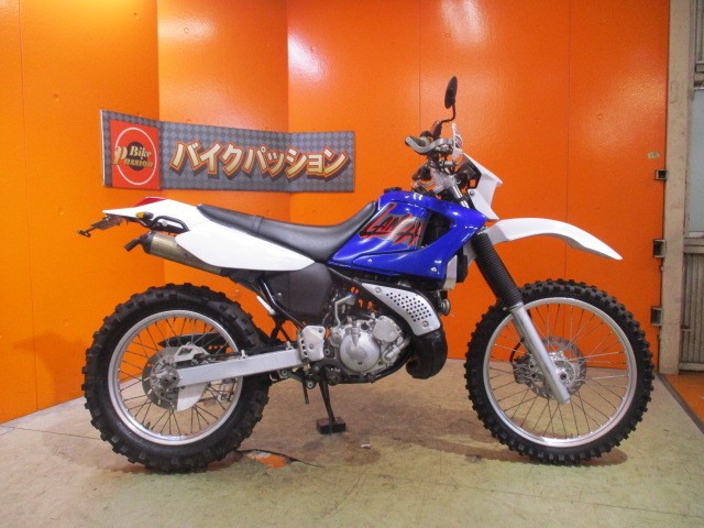 横から見てもこの通り状態グッド！現行の２５０オフでは考えられない最高出力４０ＰＳ！まじでやばい！！