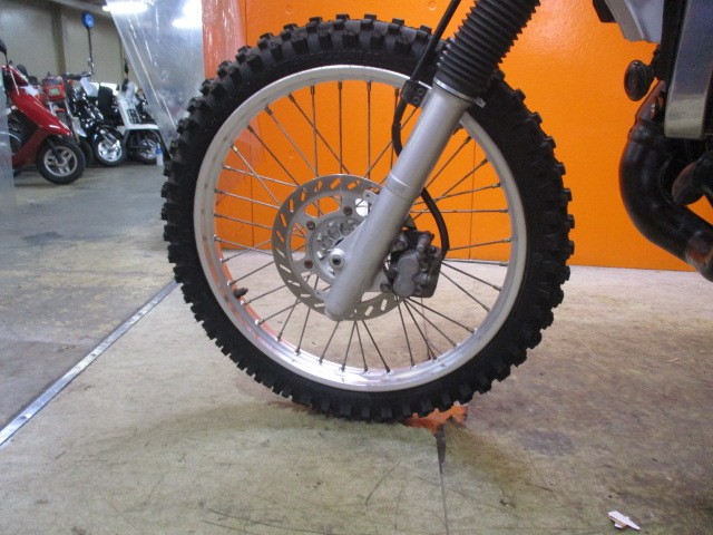 ホイールもこの通り状態グッド！！フォークのアウターまでもが綺麗なこの一台がこの価格は本当にお安い！！