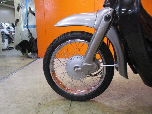 ホイールもこの通り状態グッド！！当社は価格は安くても車両の質は高いので常時即売れですよ！！