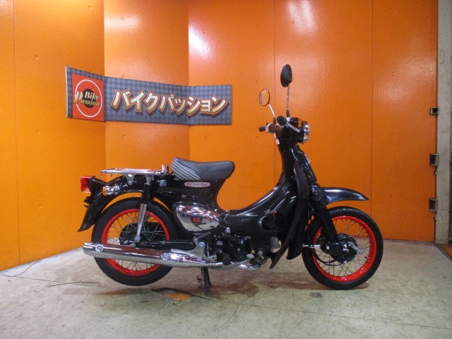 横から見てもこの通り状態グッド！！外装がブラックにレッドホイールは本当にスポーティー！！