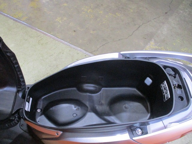 このメットインの広さはやばい！！燃料消費率１Ｌ＝５２．２ｋｍの高燃費ですから本当に通勤にもってこい！