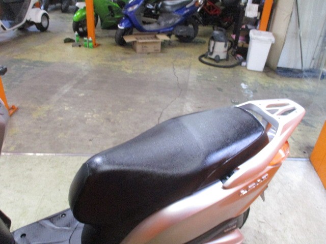 シートもこの通り破れもなければへたりもありません！本当に大きな車体ですので、タンデムも楽々ですよ！