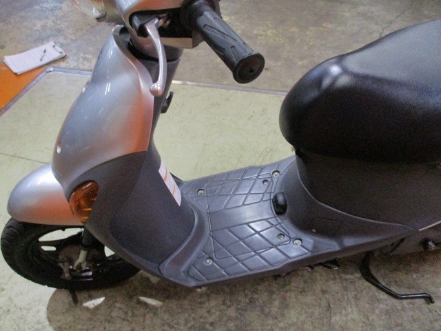 これは嬉しいオプション！！原付は通常サイドスタンドがついていませんがこのレッツ４はオプション済み