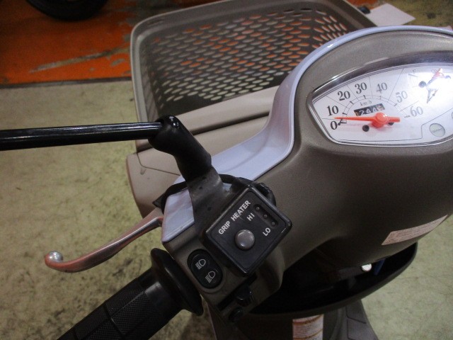 アジャスター機能付きの高価なグリップヒーターも装備済み！寒いときにこれがあるだけで快速ですよ！！