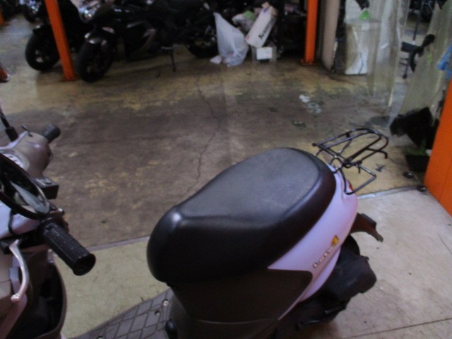 シートもこの通り破れもなければへたりもありません！バスケットは純正で大型キャリアですのでセンスタ楽々