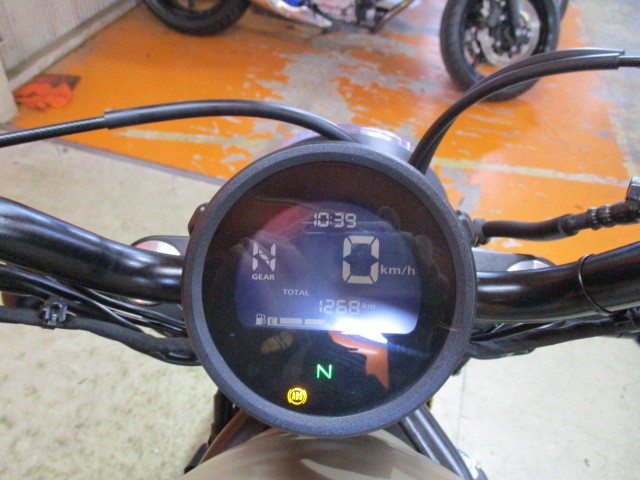 走行びっくり低走行の１２６８ｋｍ！モデルチェンジ後ですから純正でシフトインジケーター装備済み！