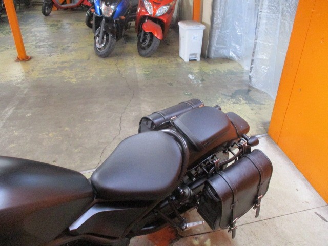 シートもこの通り破れもなければへたりもありません！レブルにはとっても良く似合う！サイドバッグも装備！