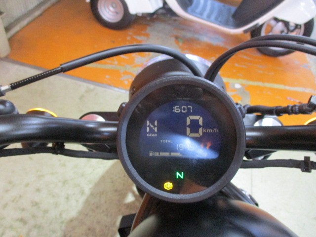 走行もびっくり低走行の１９４５ｋｍ！レブルは燃料消費率１Ｌ＝４７ｋｍの高燃費車！通勤にもグッド！