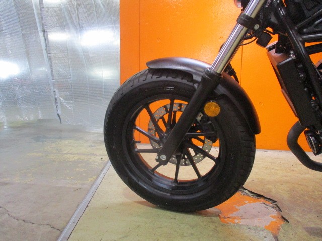 ホイールもこの通り状態グッド！流石高年式の２０２４年モデル！フォークアウターまでもが綺麗な一台！