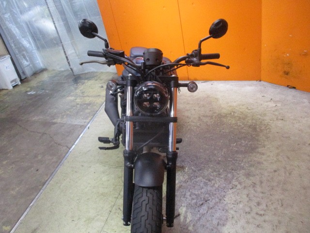 フロントから見てもこの通り状態グッド！２０２０年モデルですからヘッドライトも純正でＬＥＤですよ！