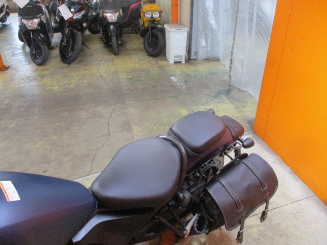 シートもこの通り破れもなければへたりもありません！お洒落なサイドバッグ装備も嬉しいオプションですよね