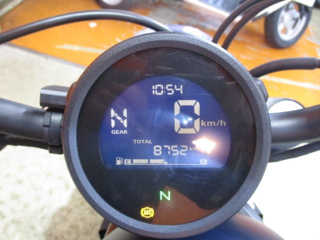 走行もびっくり低走行の８７５２ｋｍ！フルデジタルでとっても見やすい！さらにＵＳＢ電源も装備済みですよ