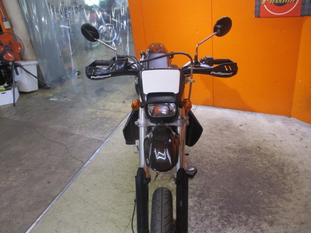 フロントから見てもこの通り状態グッド！！購入時はＬＥＤ取付工賃無料ですので是非ともこの機会に！！