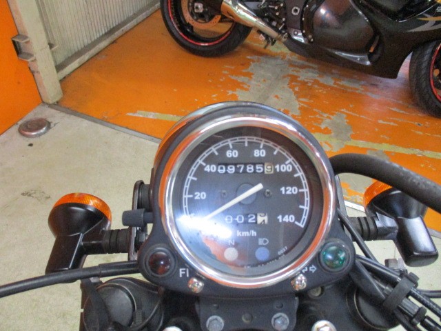 走行も９７８５ｋｍの低走行車！！燃料消費率１Ｌ＝４１ｋｍは中々の高燃費車両ですよ！！