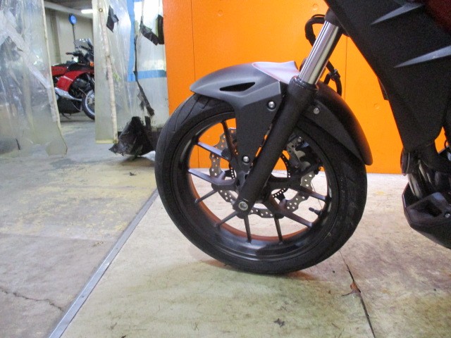 ホイールもこの通り状態グッド！！フォークのアウターまでもが綺麗なこの一台が今ならこの価格ですよ！！