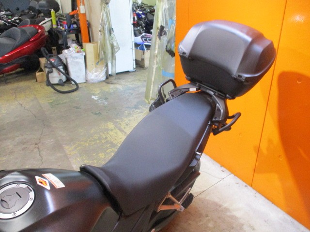 シートもこの通り破れもなければへたりもありません！シーシバー付きのキャリアにＢＯＸも嬉しい装備！！