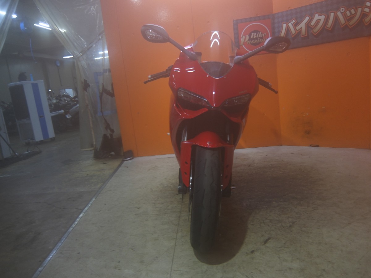 一目で分かるパニガーレのフロントフェイス！バイク界のスーパーカーですね！