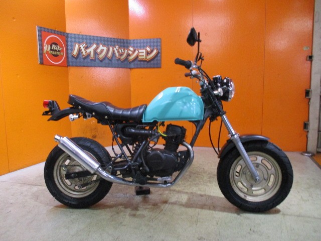 横から見てもこの通り状態グッド！！社外タンクをつけるだけでここまで見た目が変わりますよ！！