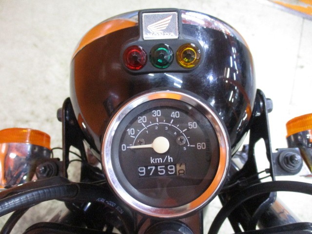 走行もまだまだの９７５９ｋｍ！！燃料消費率１Ｌ＝９３ｋｍは化け物級の燃費ですよね！他店追従不可能価格