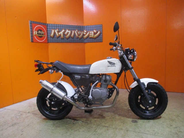 横から見てもこの通り状態グッド！！外装もエンジンもマフラーも足回りも綺麗な一台ですよ！！