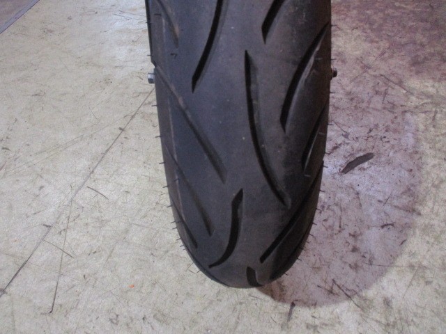 見てください！このＦタイヤ！バリ溝！９部前後は残っていますよ！勿論Ｒタイヤもバリ溝！自賠責も残あり！
