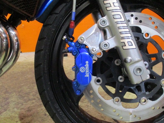 これは大きい！！キャリパーがブレンボに変更！制動力がけた違いにＵＰ！フォークも写真の通り綺麗！！