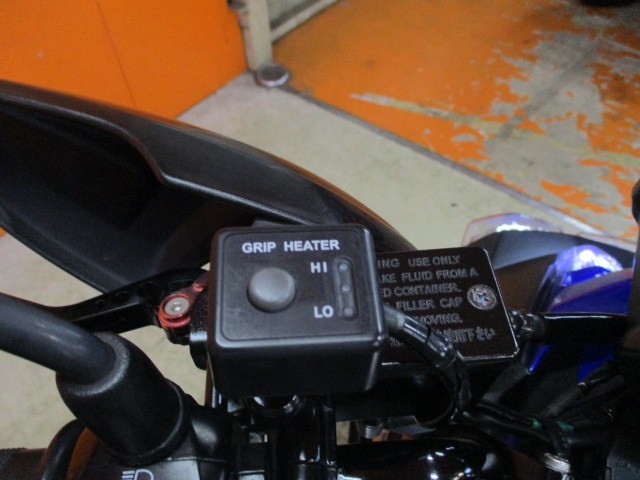 これまた高価なアジャスター機能付きのグリップヒーター！これで冬の通勤も快適ですよ！他店追従不可能価格