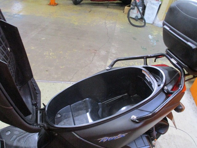 ＢＷＳはこの広いメットインが本当に便利！さらにＢＯＸもついているので、通勤には本当にもってこいの一台