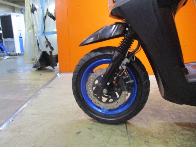 ホイールもこの通り状態グッド！！マッドブラックにブルーホイールは本当によく似合いますよね！！