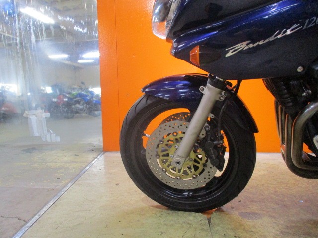 ホイールもこの通り状態グッド！フォークのアウターまでもが綺麗な一台がこの価格は正に他店追従不可能価格