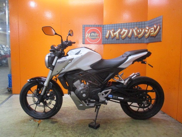 反対側もこの通り状態グッド！買い取り業務を行っている当社でも早々には入荷しないＣＢ１２５Ｒ！！