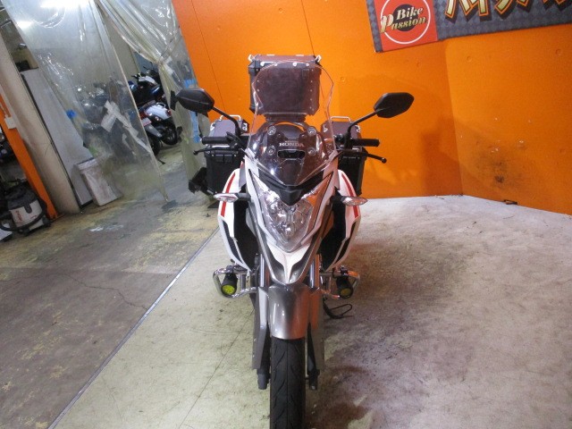 フロントから見てもこの通り状態グッド！！走行も僅か２０７８ｋｍ！店頭に在庫があるので当社は即納可能！