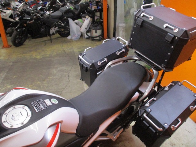 シートもこの通り破れもなければへたりもありません！３点パニア装備のアドベンチャーが今ならこの価格！！